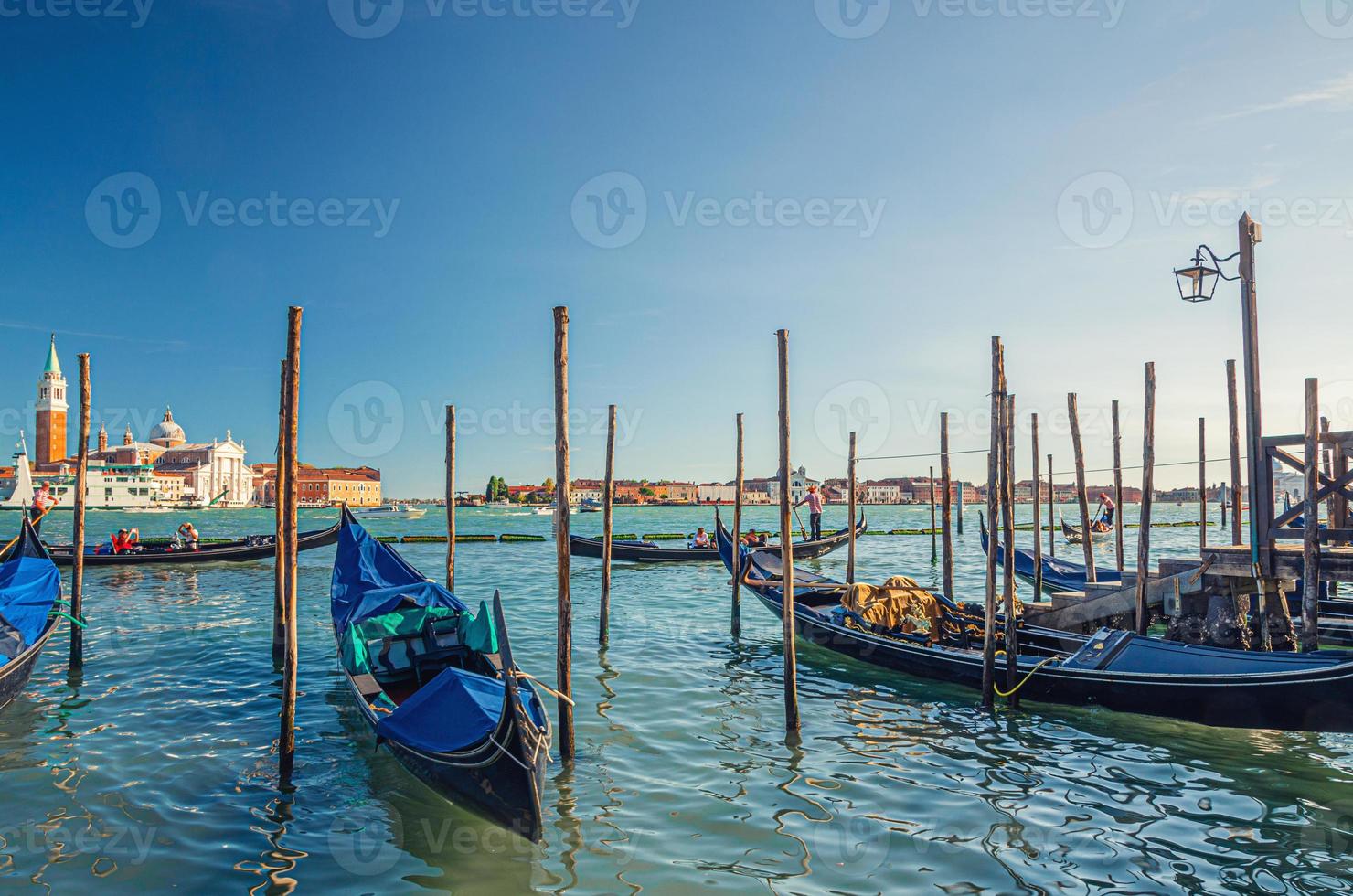 Gondoles amarrées amarrées sur l'eau dans la ville de Venise photo