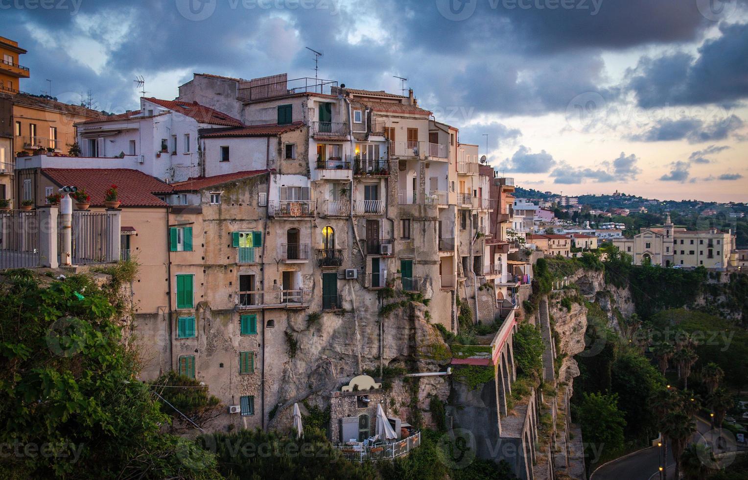Bâtiments en pierre colorés de la ville de tropea au sommet d'une falaise, calabre, italie photo