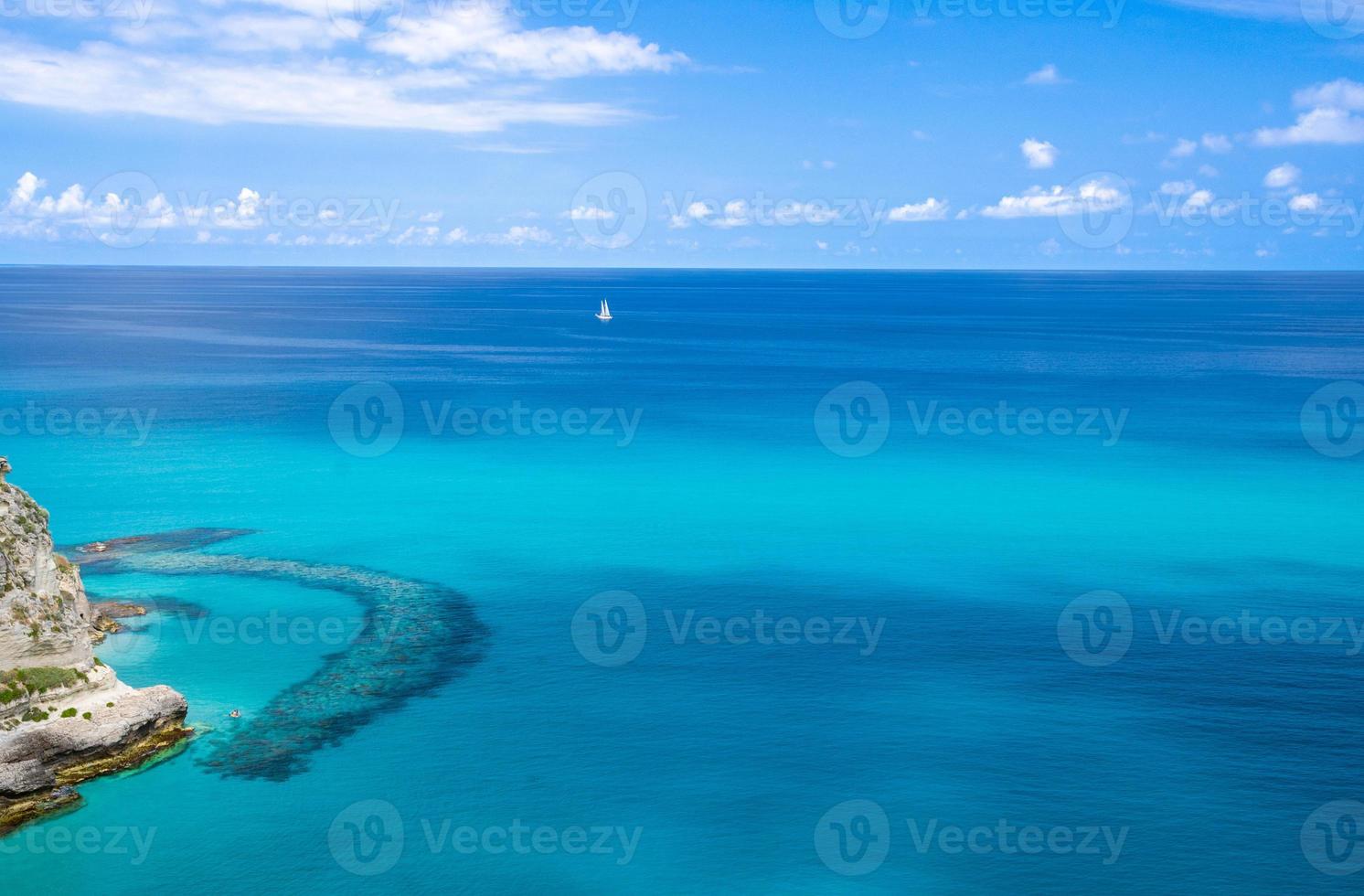 vue aérienne de la mer tyrrhénienne avec de l'eau turquoise,tropea, italie photo