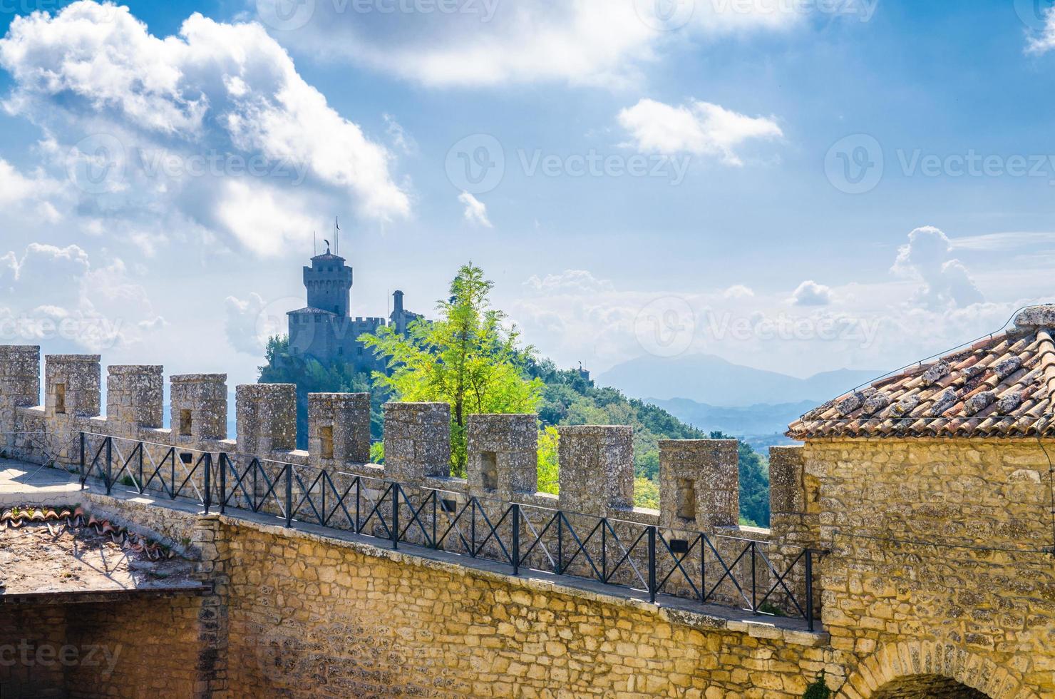 Mur de forteresse en brique de pierre avec merlons de prima torre guaita première tour et seconda torre la cesta deuxième tour photo