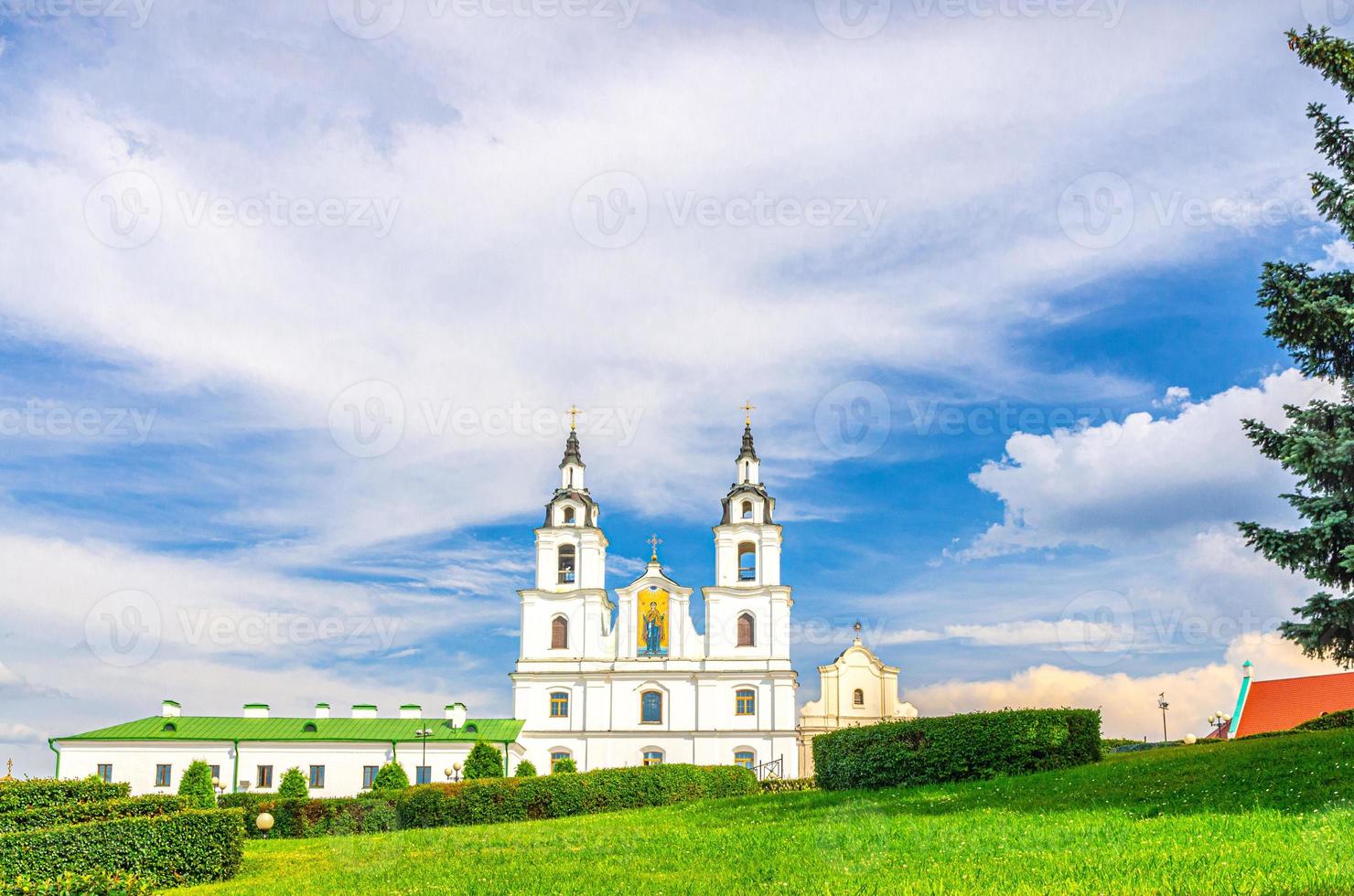 Saint-esprit cathédrale église orthodoxe bâtiment de style baroque et pelouse verte dans la ville haute de minsk photo