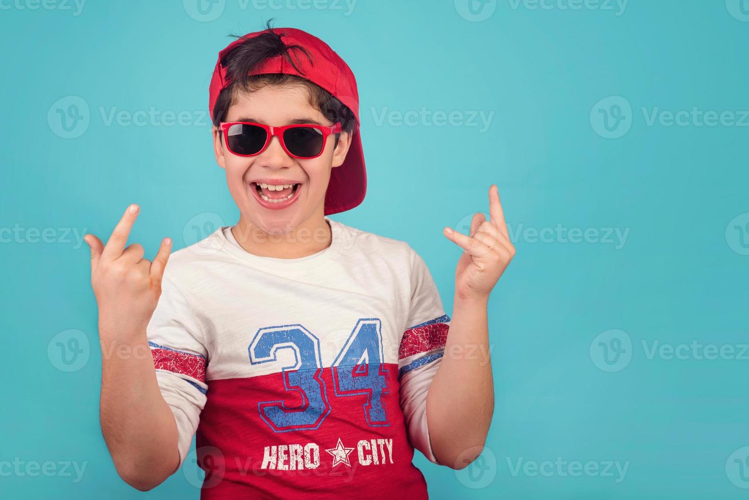 enfant drôle avec casquette et lunettes de soleil photo