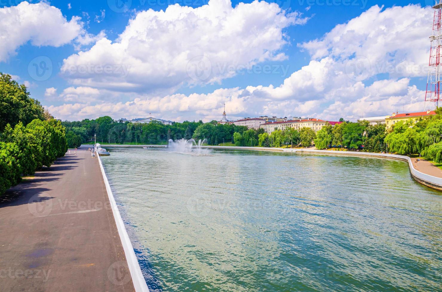 paysage urbain de minsk avec berge de la rivière svislach ou svislac, parc janka kupala et bâtiment du siège général photo