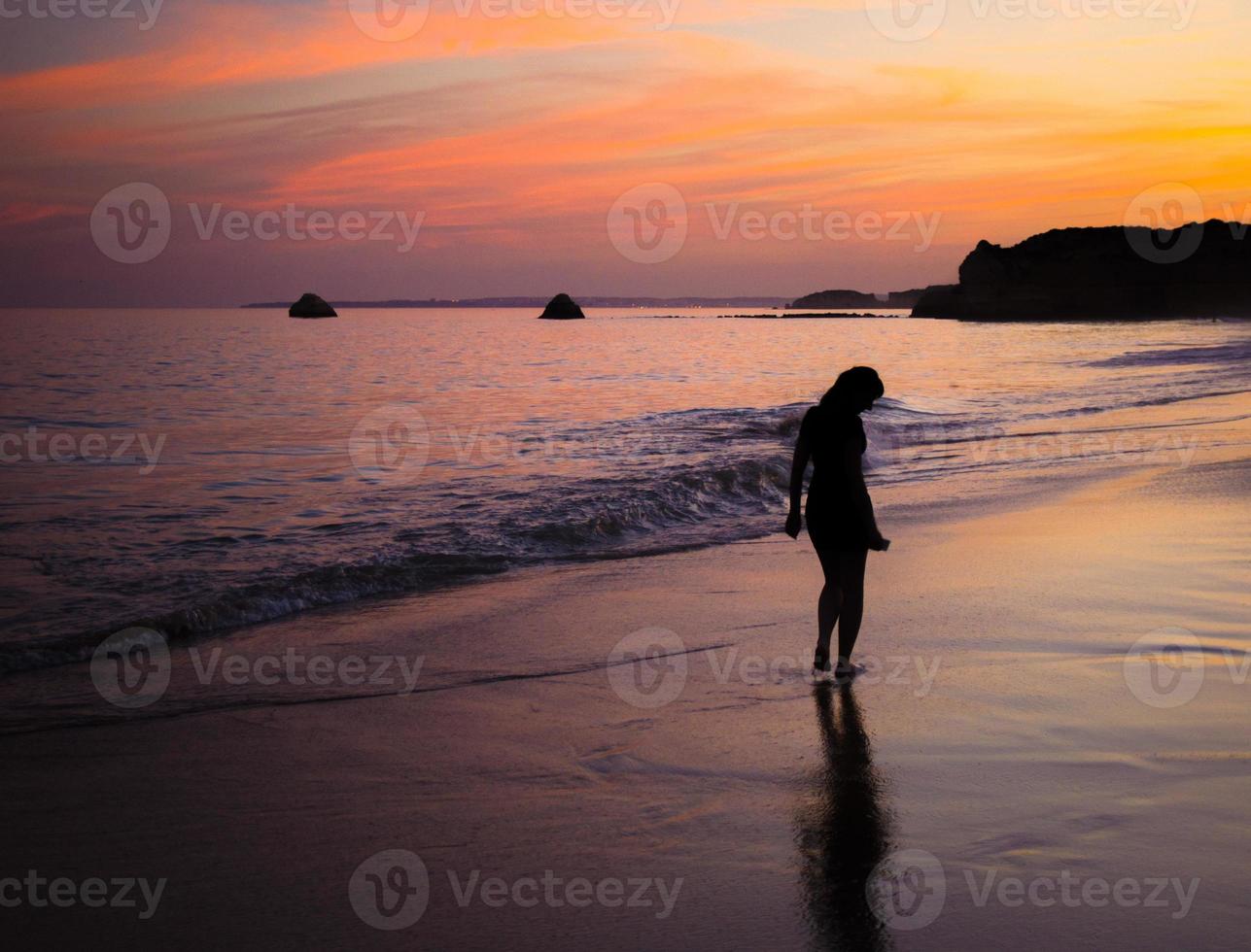 portugal, algarve, les plus belles plages de portimao, praia da rocha, coucher de soleil sur l'océan atlantique photo