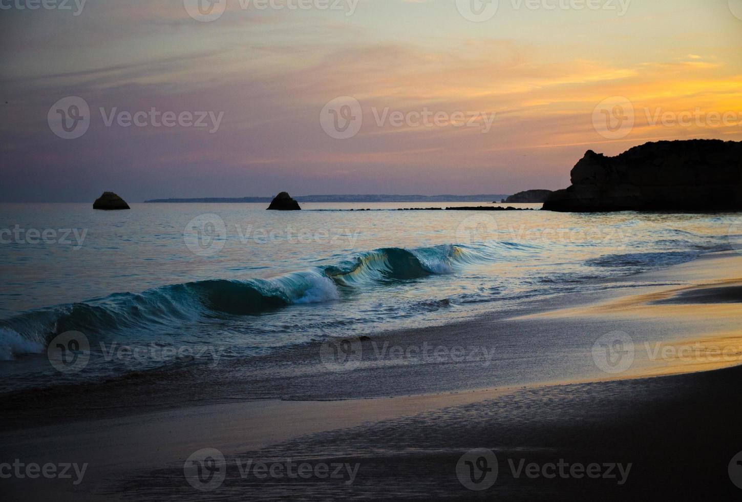 portugal, algarve, les plus belles plages de portimao, praia da rocha, coucher de soleil sur l'océan atlantique photo