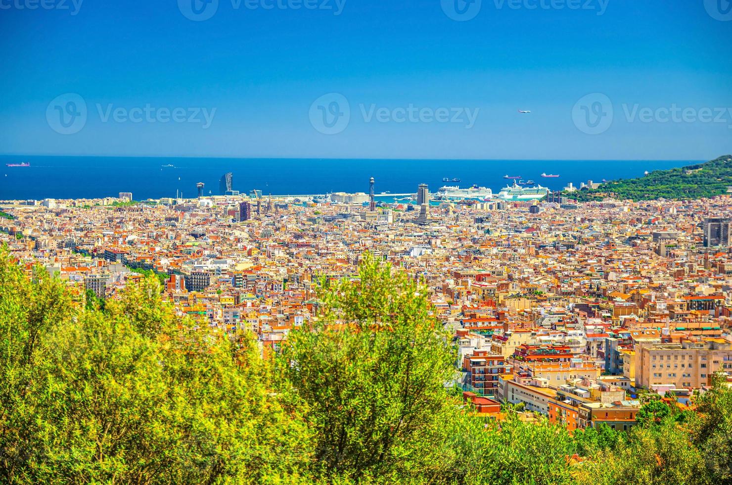 vue panoramique aérienne des quartiers historiques de la ville de barcelone avec la mer méditerranée photo