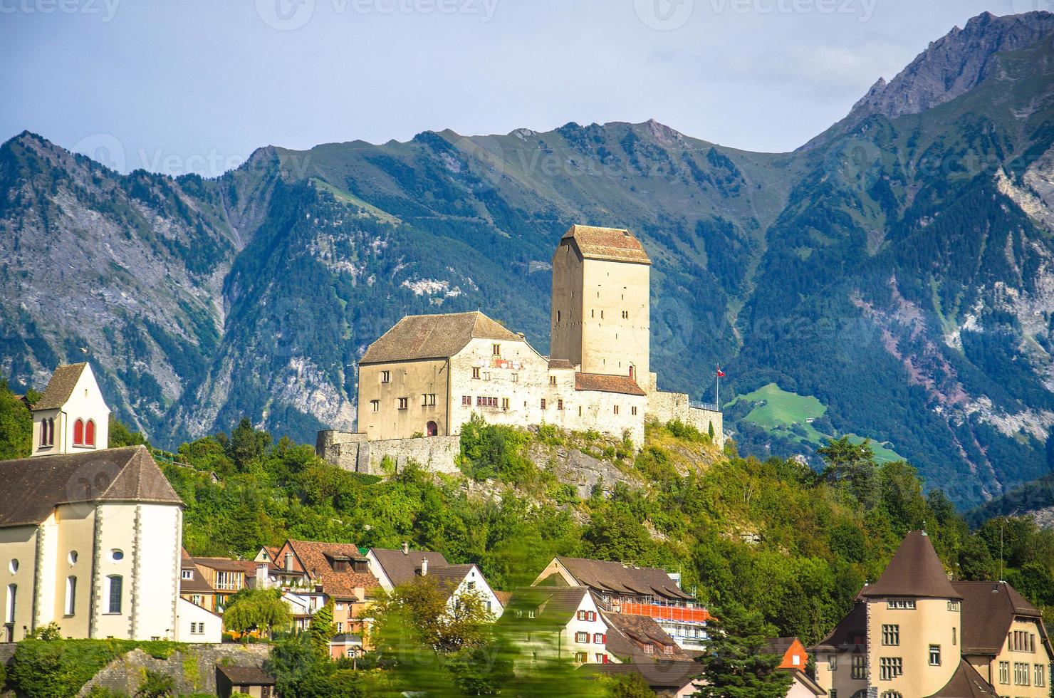 vieux château en face des montagnes alpes près de la ville de vaduz, liechtenstein photo