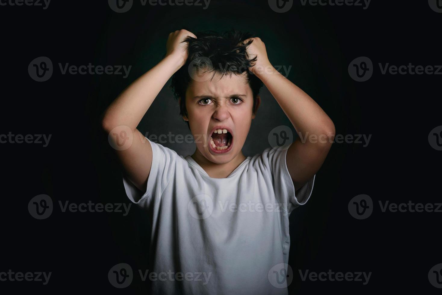 garçon en colère qui tire ses cheveux photo