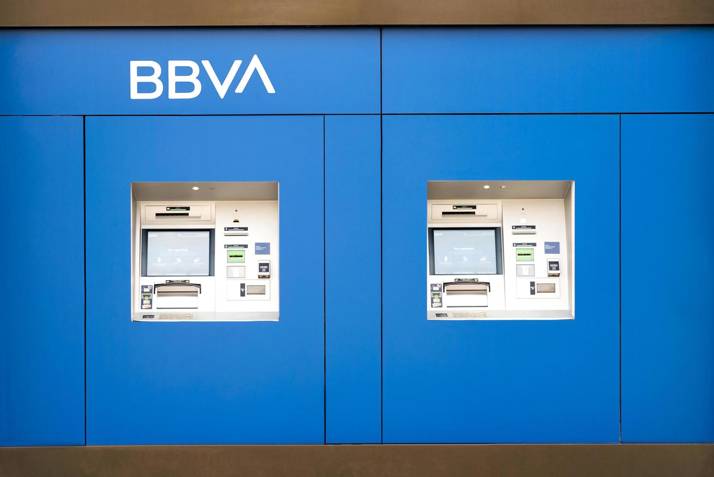 guichets automatiques de la banque bbva dans la ville photo