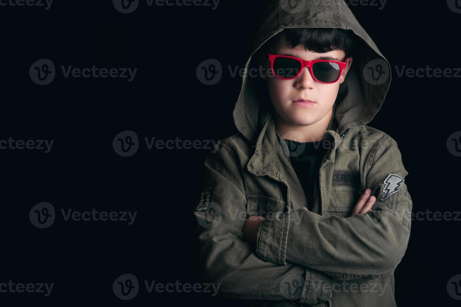 enfant triste avec des lunettes de soleil photo