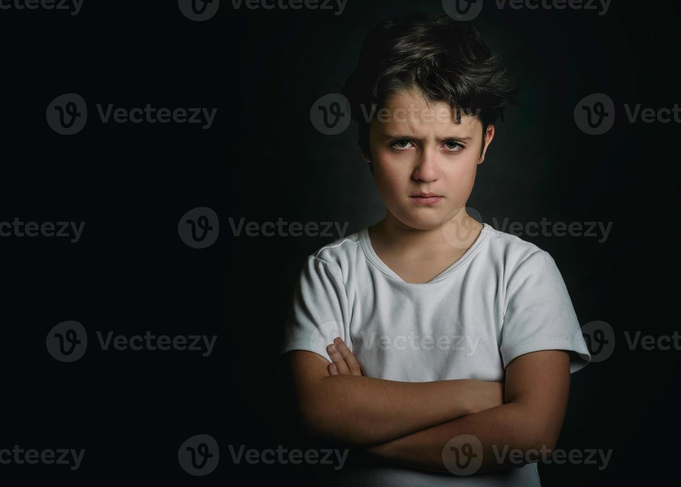 enfant en colère sur fond noir photo