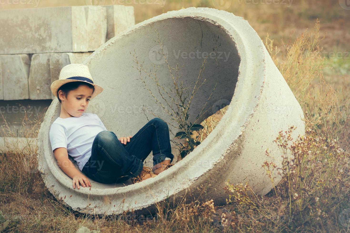 garçon triste avec chapeau photo