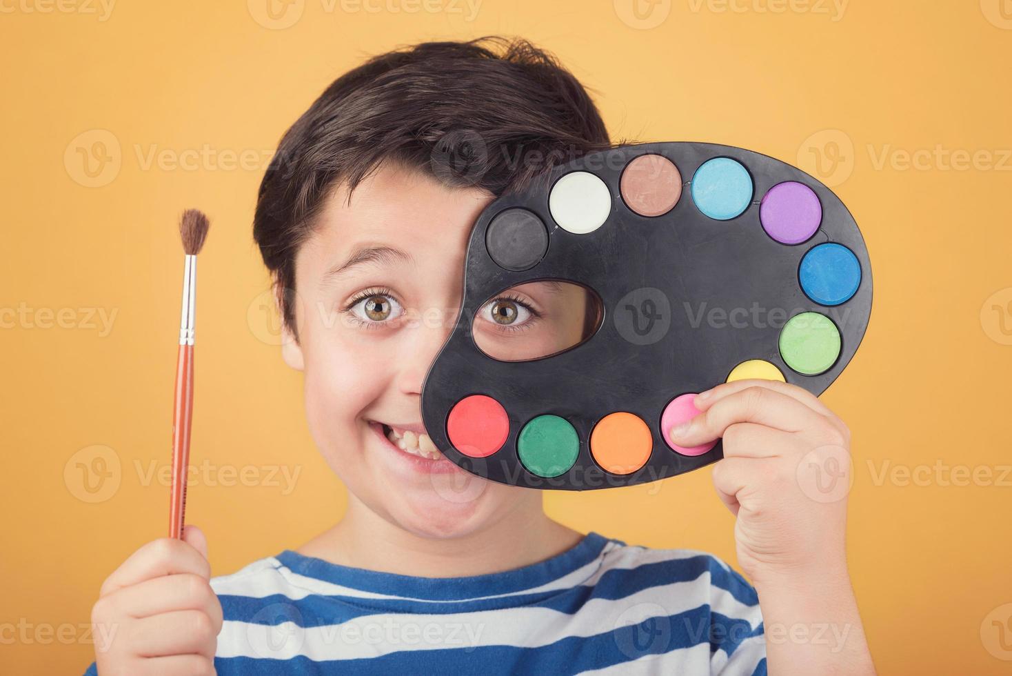 portrait d'enfant avec palette colorée photo