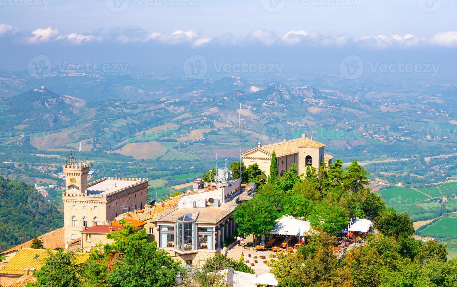 vue panoramique aérienne sur la basilique, le palais du palazzo pubblico et le paysage avec la vallée photo