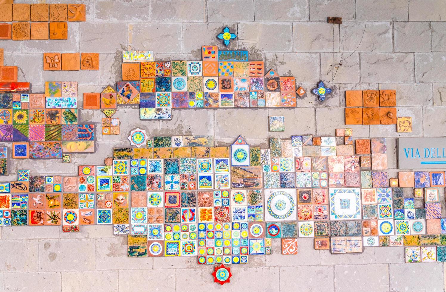 riomaggiore, italie carreaux de mosaïque décoratifs sur le mur dans le village du parc national des cinque terre photo