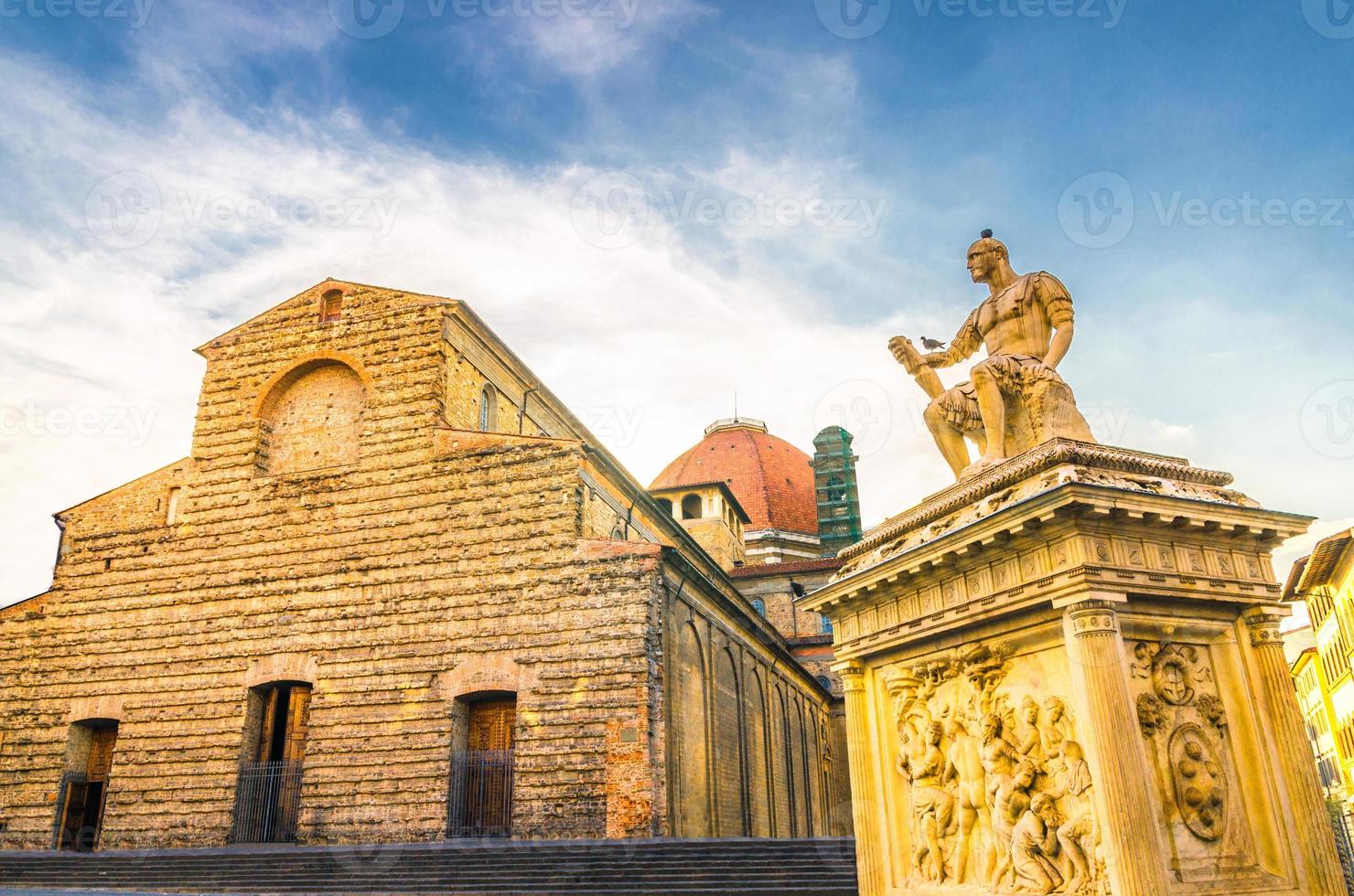 basilica di san lorenzo cappelle medicee chapelle et giovanni delle bande nere monument sur la place piazza di san lorenzo photo