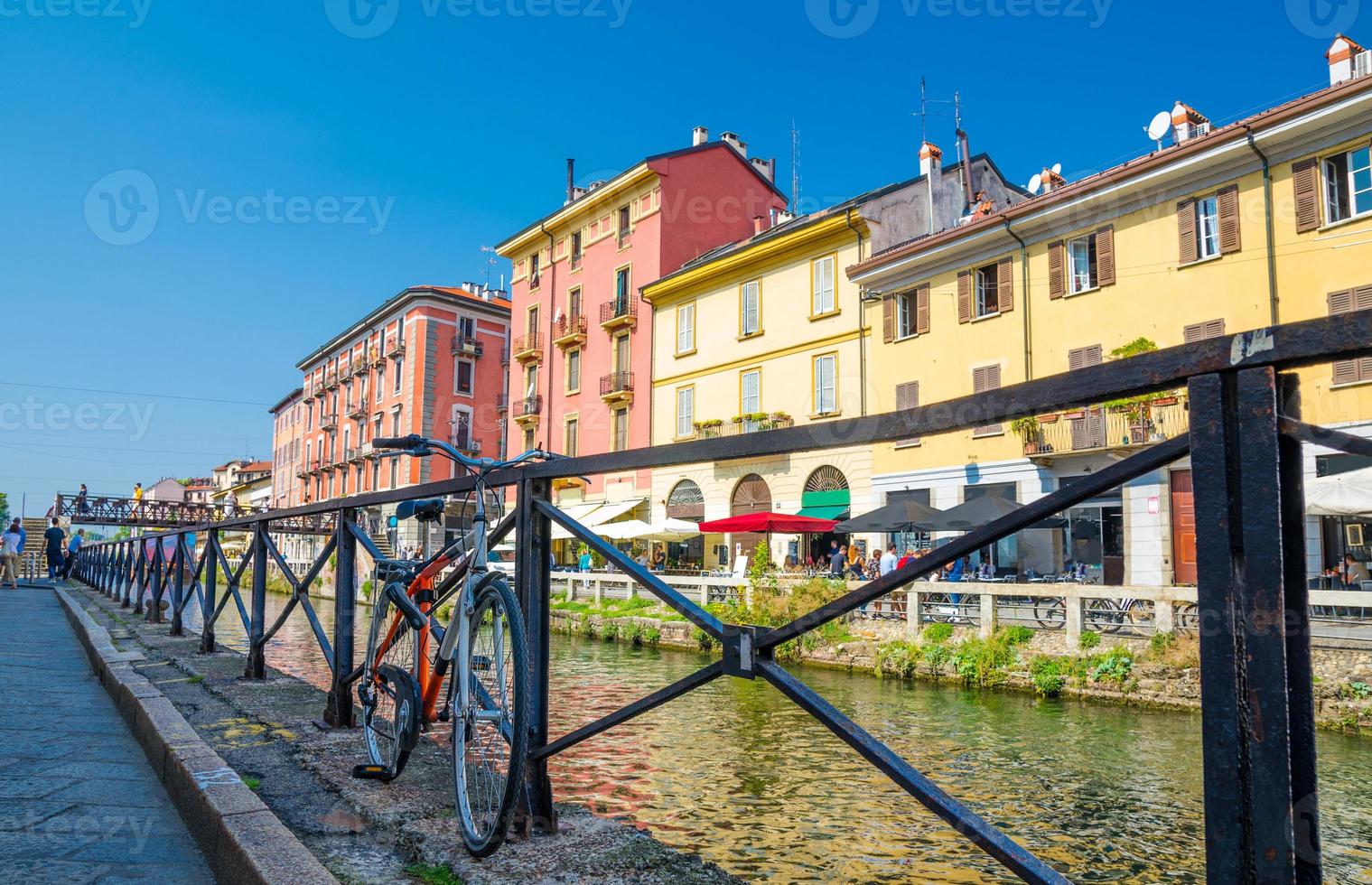 Vélo près de balustrade de naviglio grande grand canal, milan, italie photo