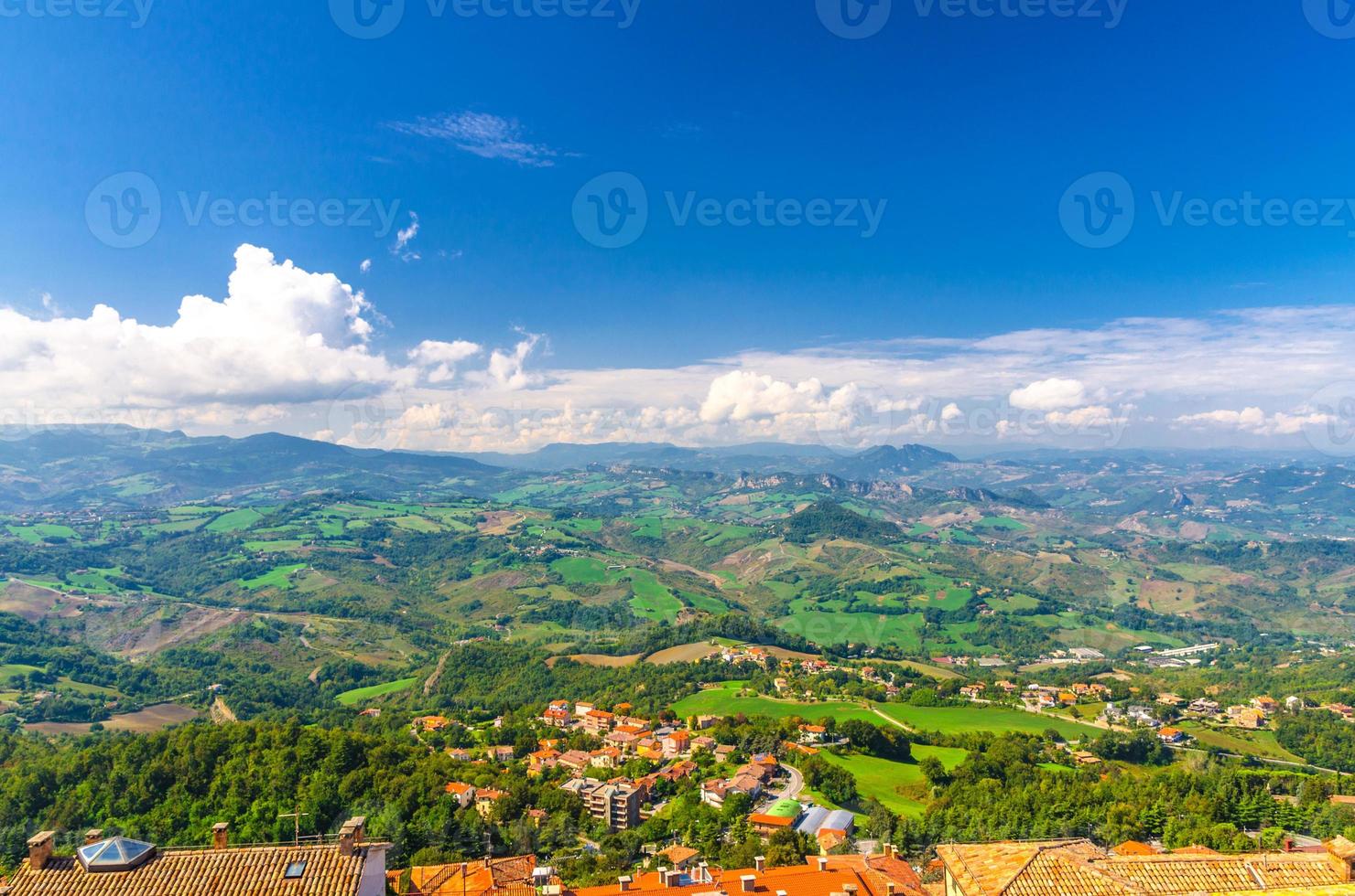 vue panoramique aérienne du paysage avec vallée, collines verdoyantes, champs et villages de la république de saint-marin photo