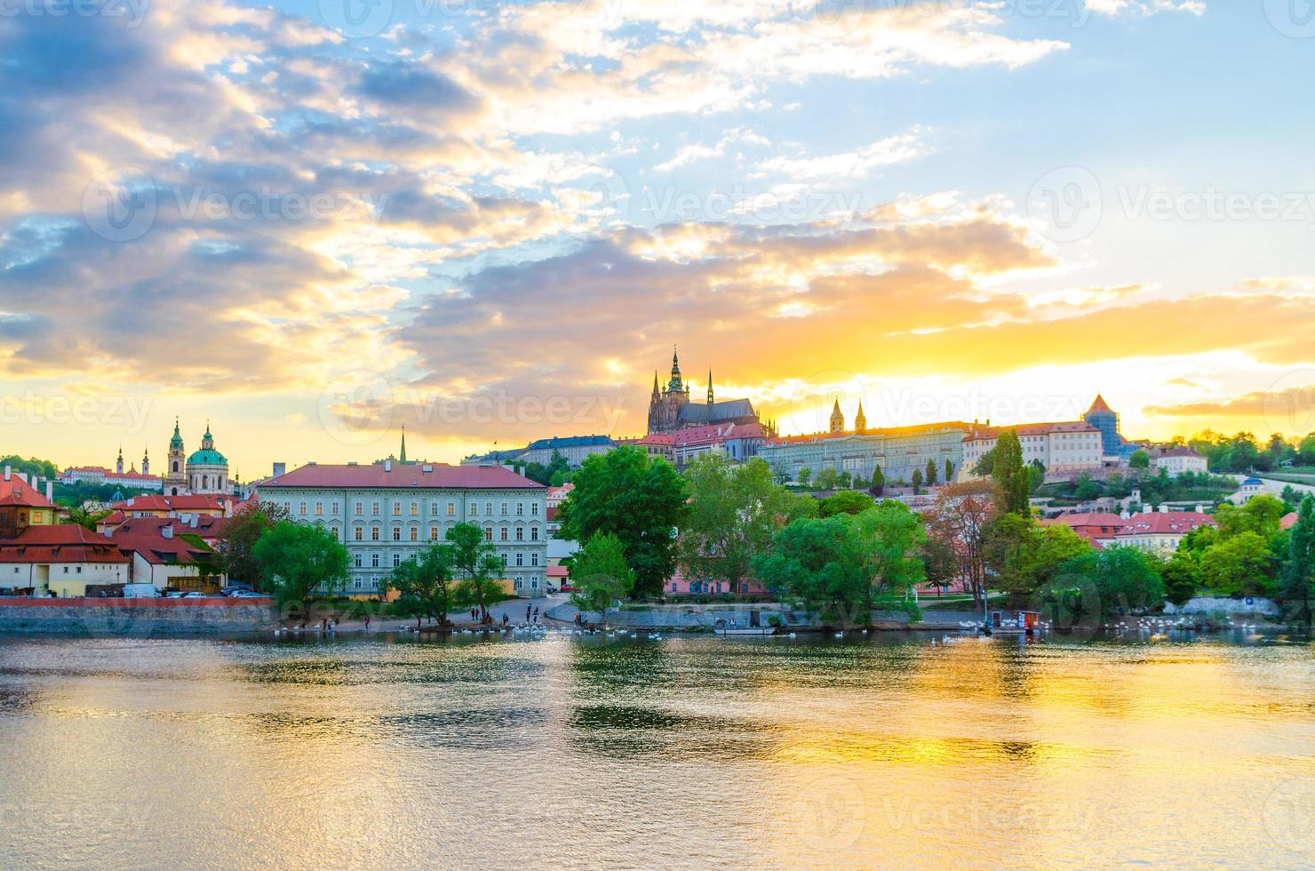 centre-ville historique de prague. château de prague, st. cathédrale vitus dans le quartier de hradcany photo