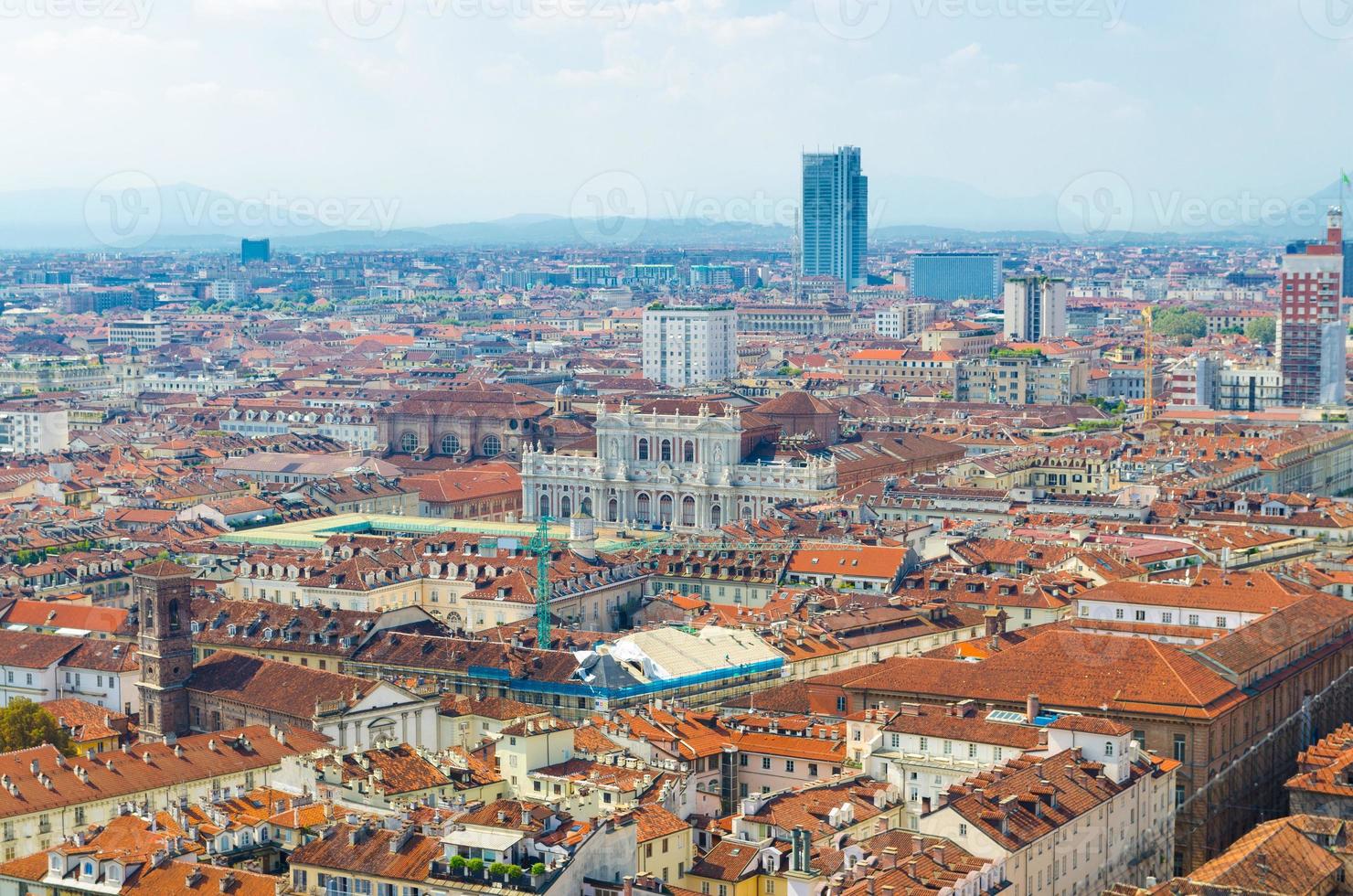 vue aérienne panoramique sur le centre historique de la ville de turin, le palais palazzo carignano, les toits de tuiles orange des bâtiments photo