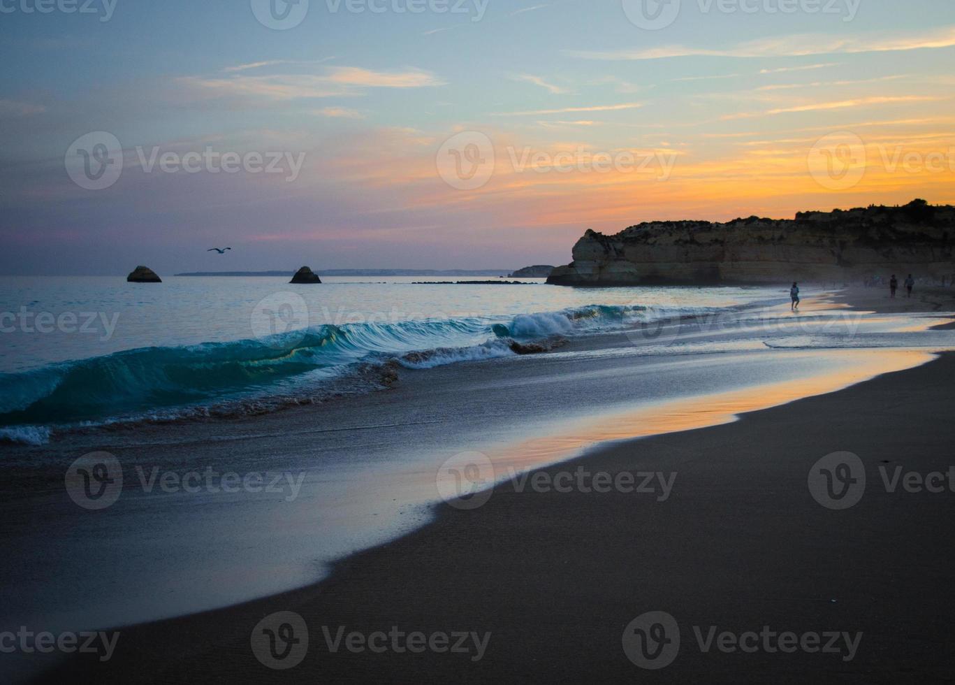 portugal, algarve, les plus belles plages de portimao, praia da rocha, coucher de soleil sur l'océan atlantique photo