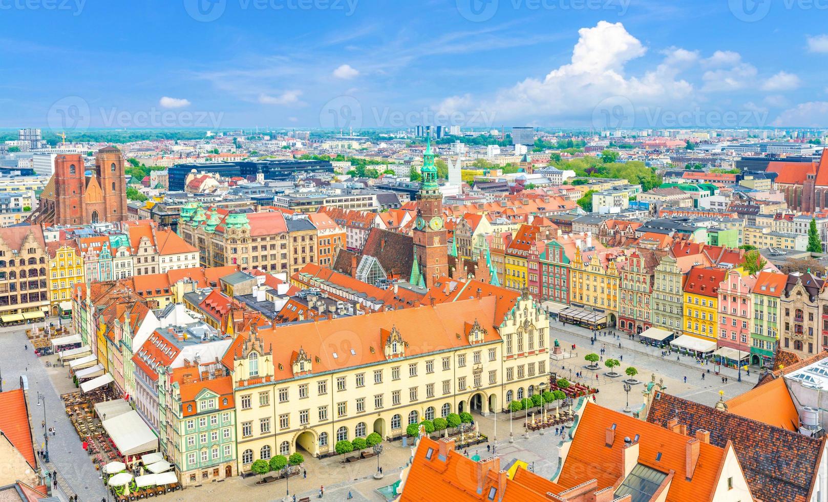 haut vue panoramique aérienne de la vieille ville de wroclaw centre-ville historique avec la place du marché rynek photo