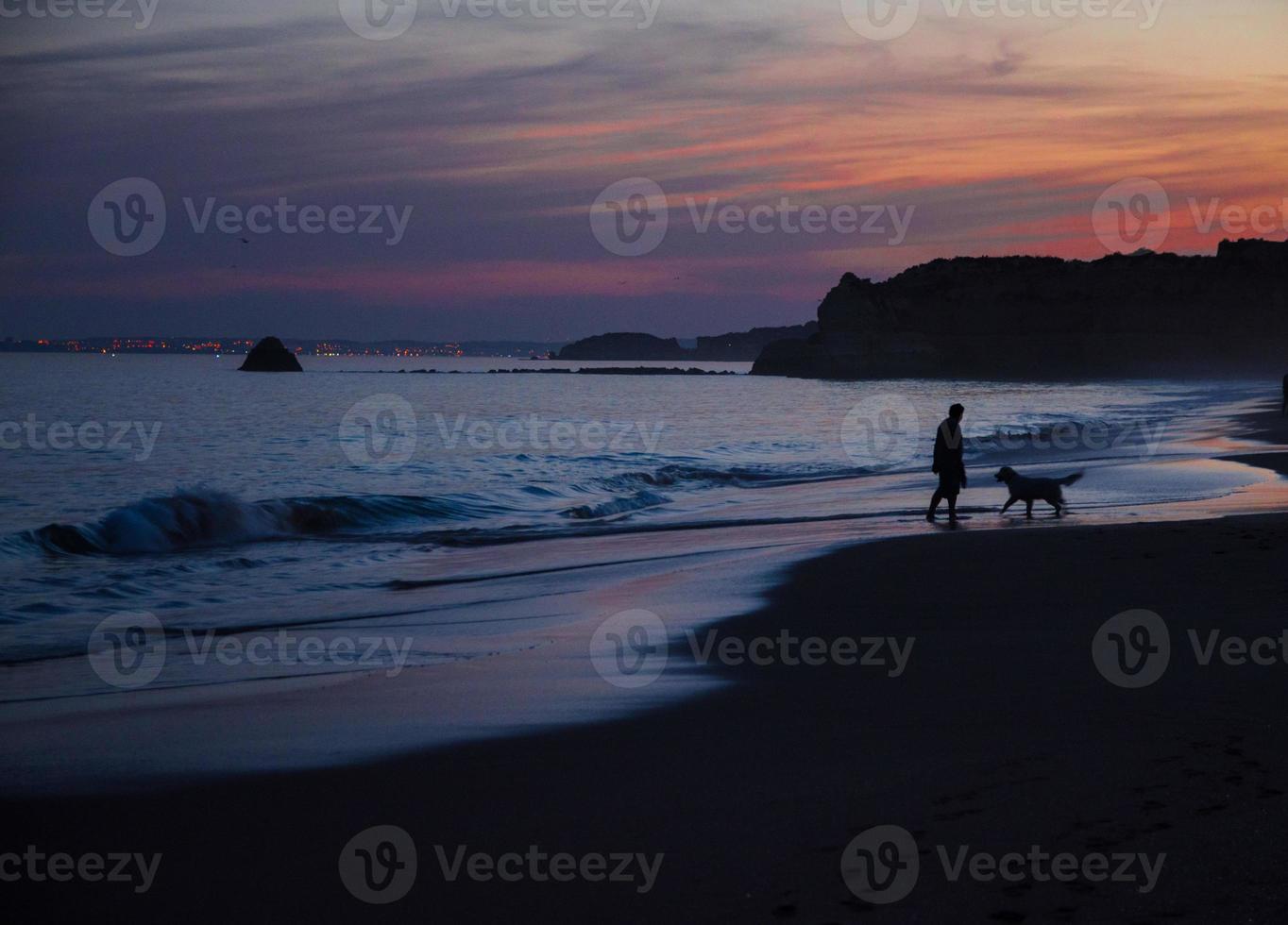 portugal, algarve, les plus belles plages de portimao, praia da rocha, coucher de soleil doré lilas sur les vagues de l'océan atlantique photo