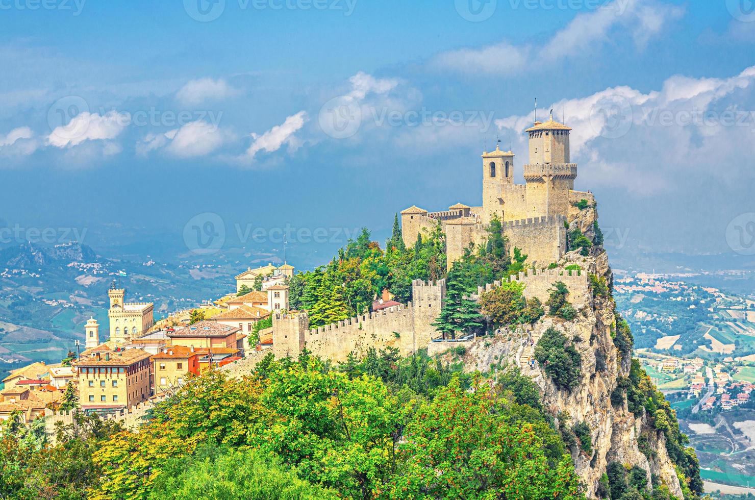 république san marino prima torre guaita première tour de forteresse avec des murs de briques sur le mont titano roche en pierre avec des arbres verts photo