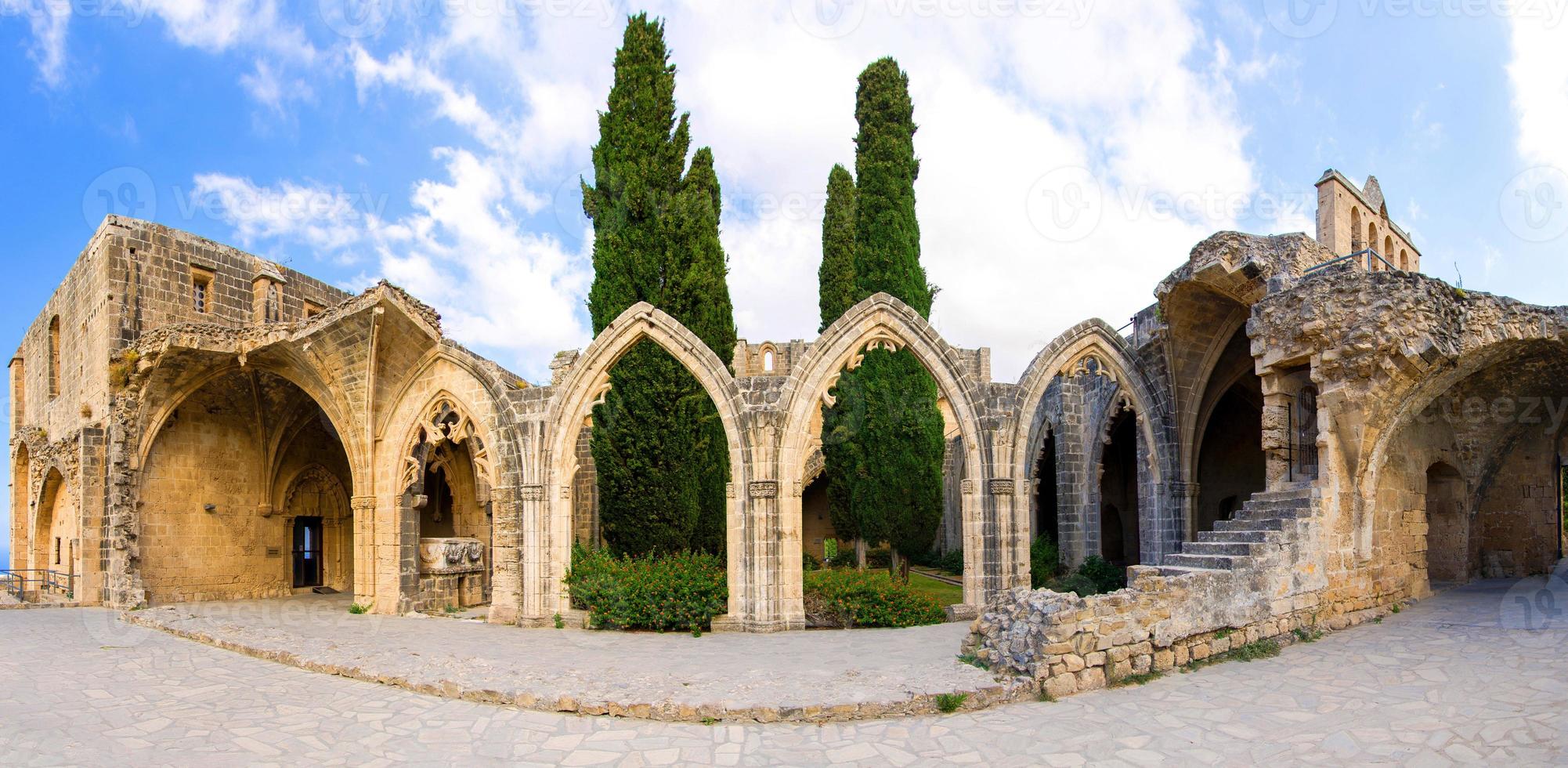 ruines antiques du monastère de l'abbaye de bellapais bellabais manastiri à kyrenia girne photo