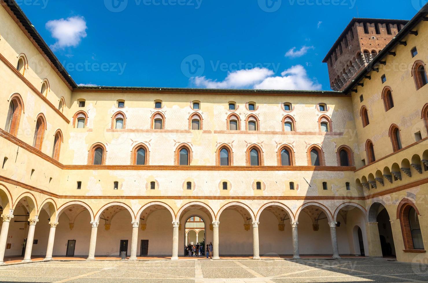 Ancien château médiéval des Sforza Castello Sforzesco et tour, Milan, Italie photo