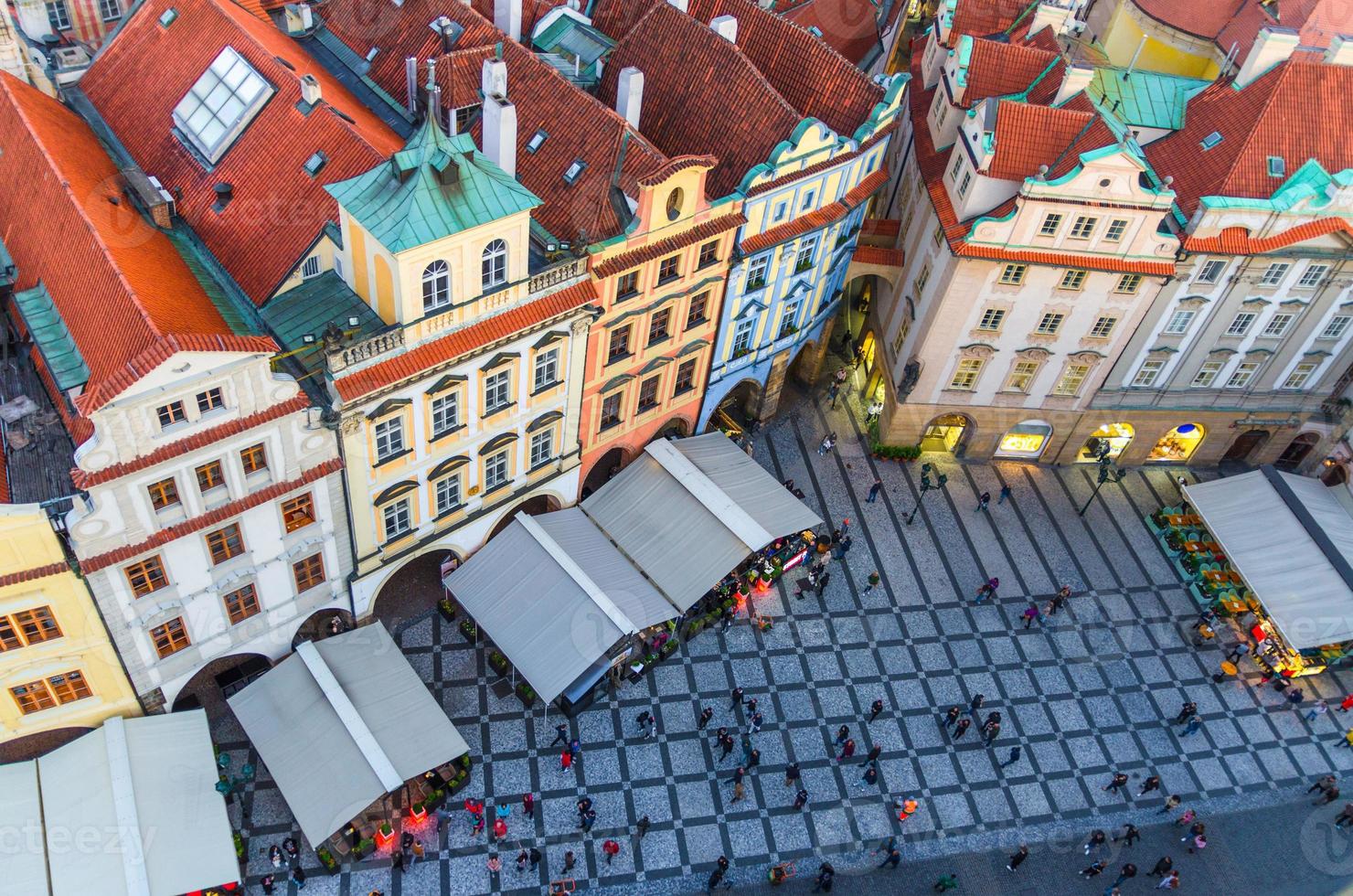 haut vue panoramique aérienne de la vieille ville de prague stare mesto centre-ville historique avec des bâtiments au toit de tuiles rouges photo