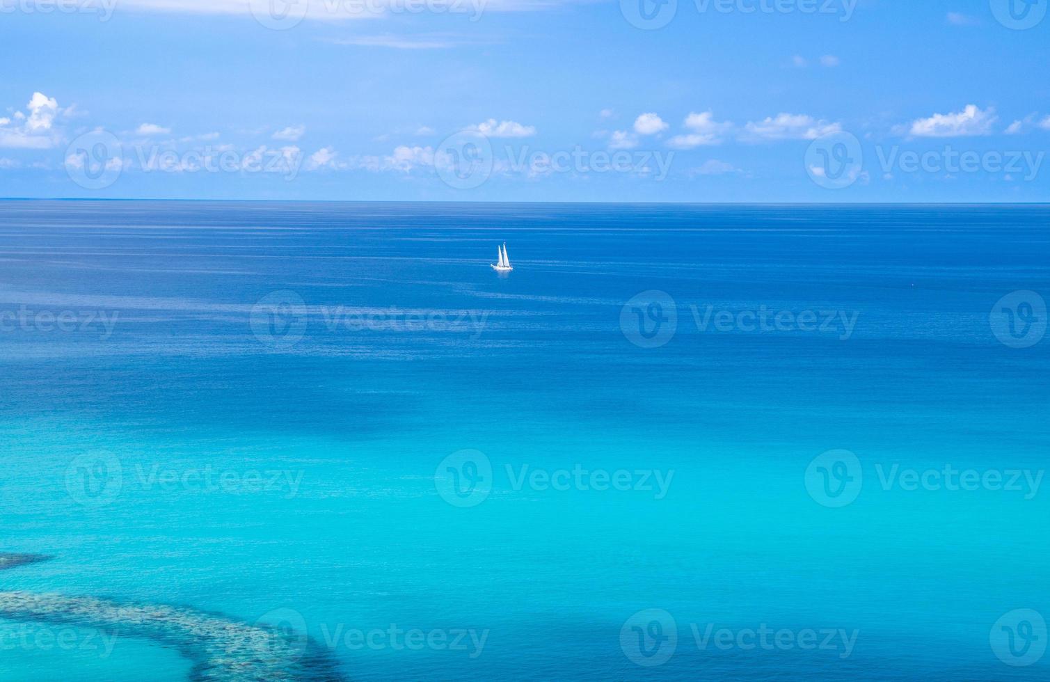 vue aérienne de la mer tyrrhénienne avec de l'eau turquoise,tropea, italie photo