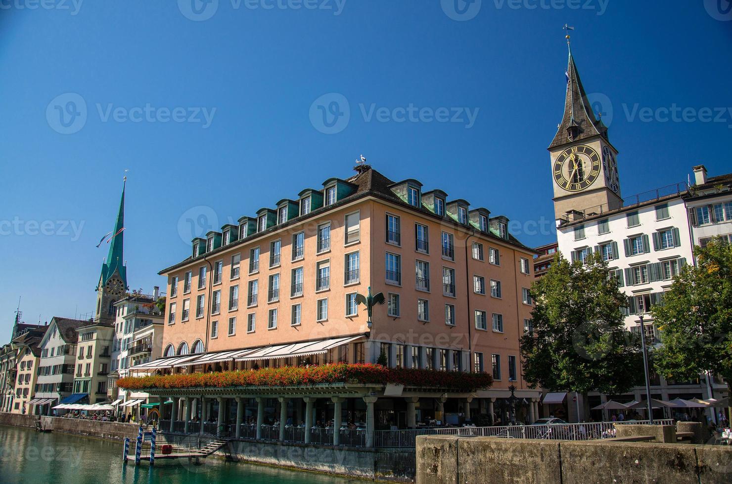 centre historique de zurich avec la célèbre église fraumunster, suisse photo