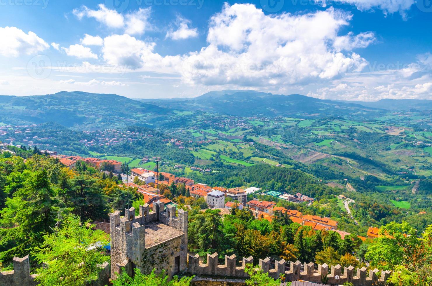 vue aérienne panoramique sur le paysage avec vallée, collines verdoyantes, champs, villages de la république de saint-marin photo