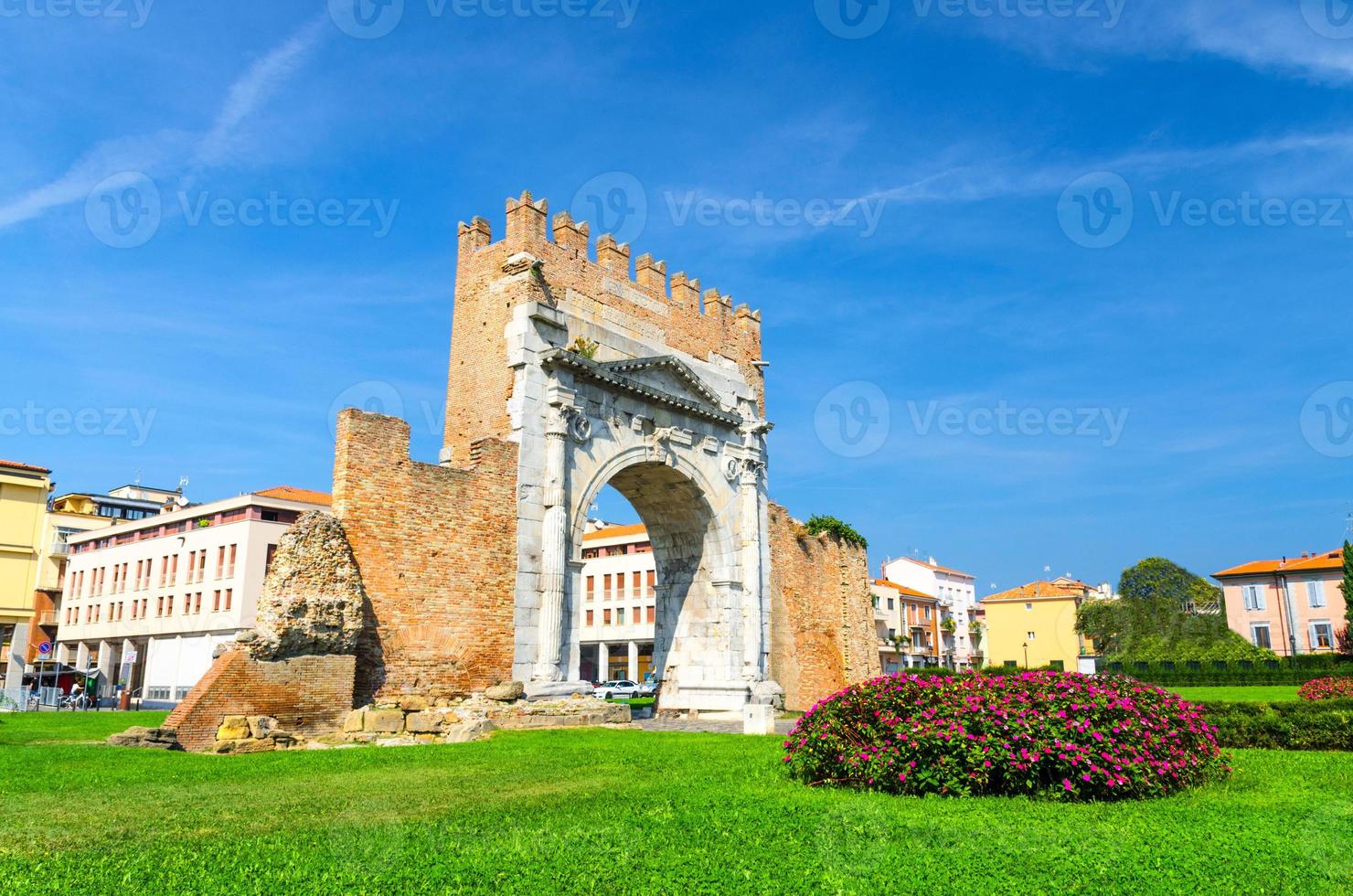 ruines de l'ancien mur de briques et arche de porte en pierre d'augustus arco di augusto, pelouse verte photo