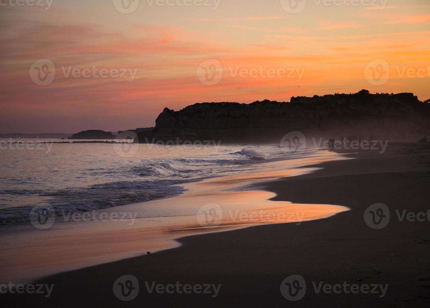 portugal, algarve, les plus belles plages de portimao, praia da rocha, coucher de soleil sur l'océan atlantique photo