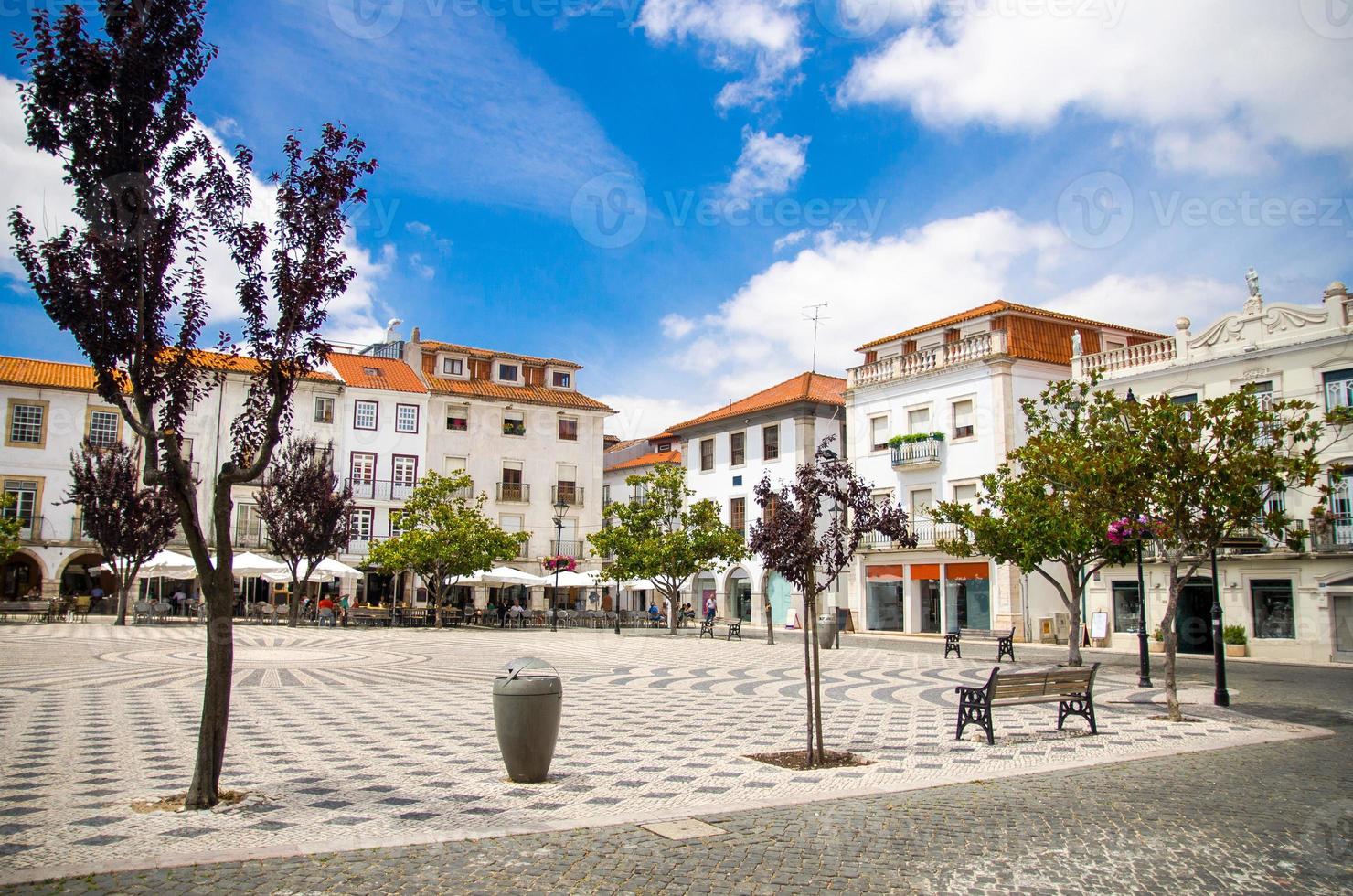le portugal, vue sur la place principale de la vieille ville de leiria avec des toits de tuiles rouges photo