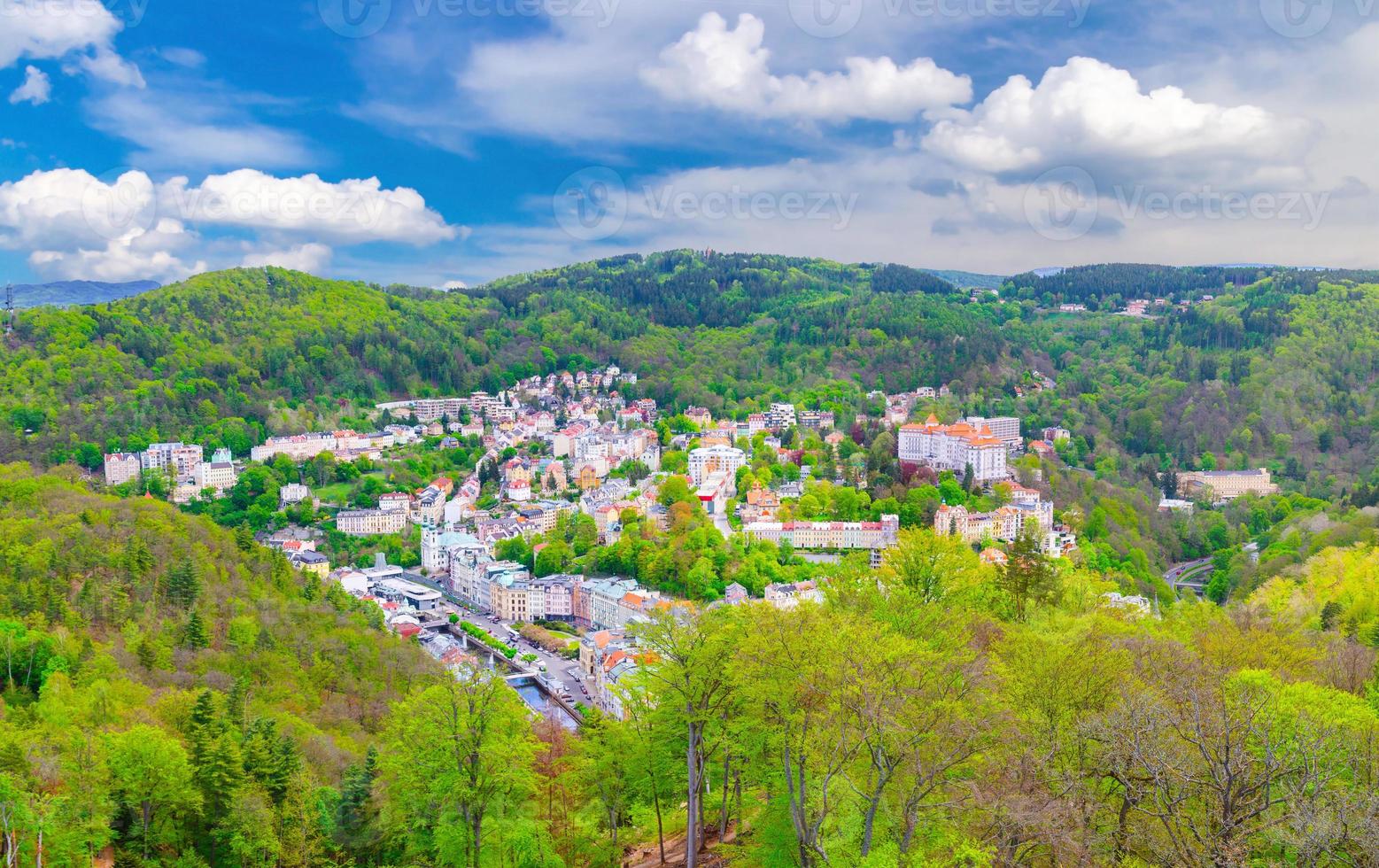 vue panoramique aérienne de la ville de karlovy varie photo