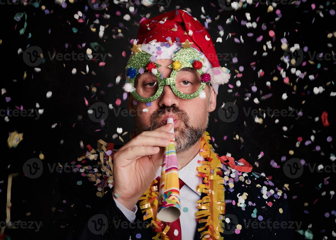 homme au réveillon du nouvel an sur fond noir photo