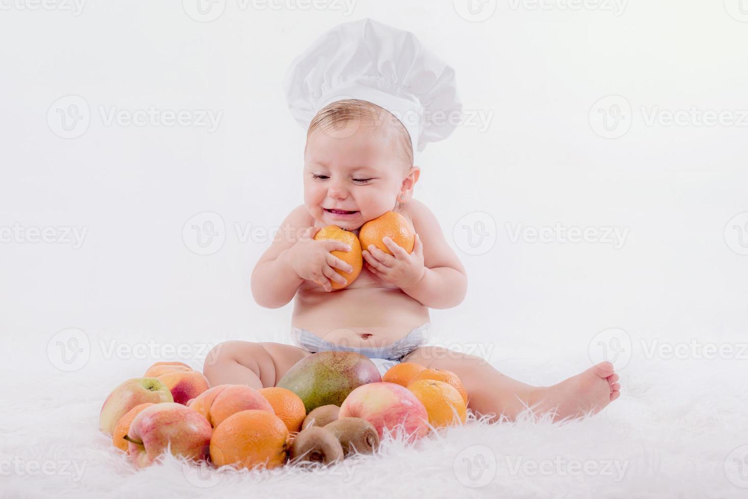 bébé drôle avec des fruits photo