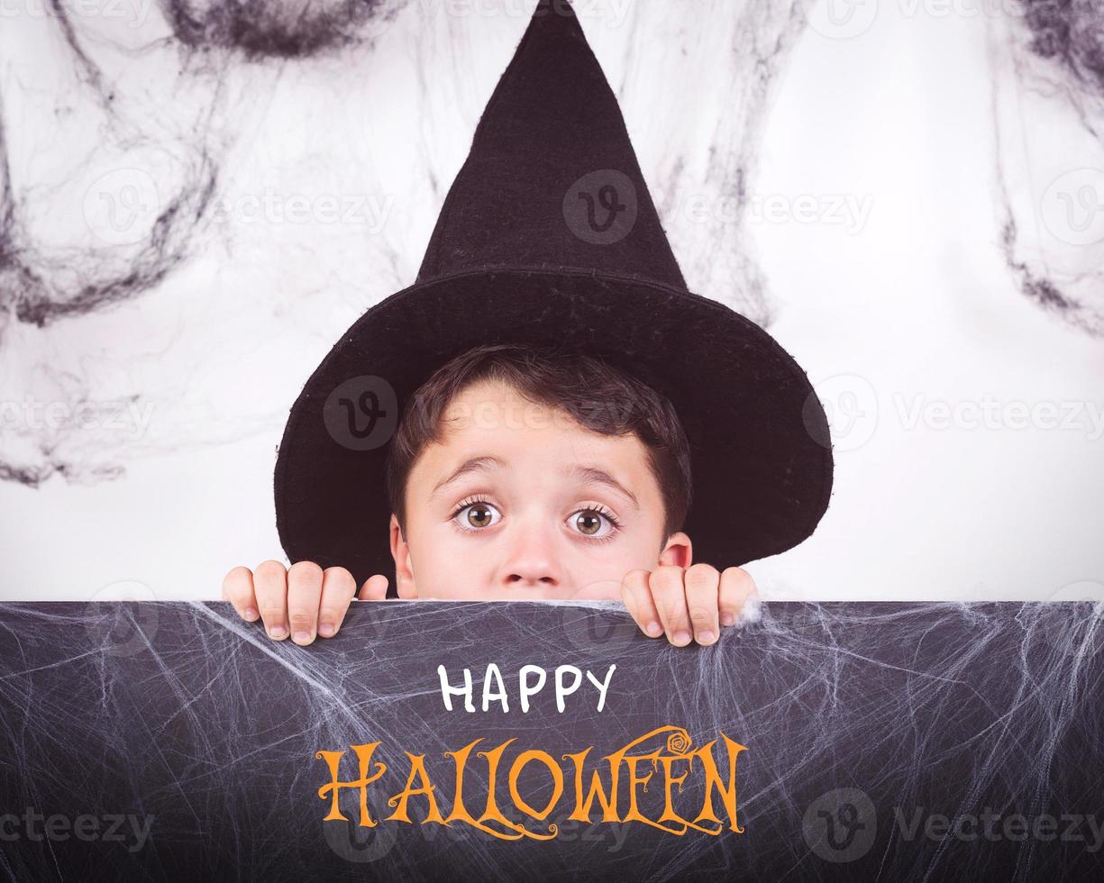 joyeux halloween .enfant déguisé en halloween photo