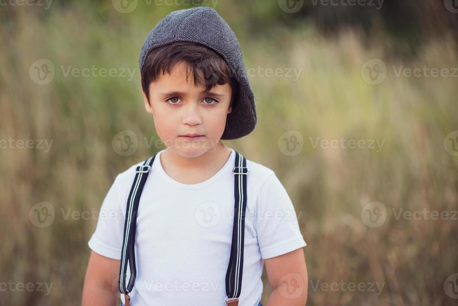 portrait en gros plan d'un garçon pensif avec un chapeau photo