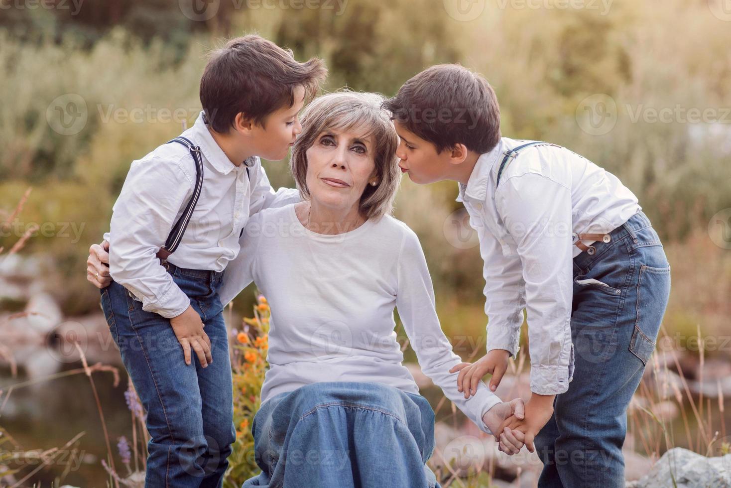 grand-mère avec ses petits-enfants photo