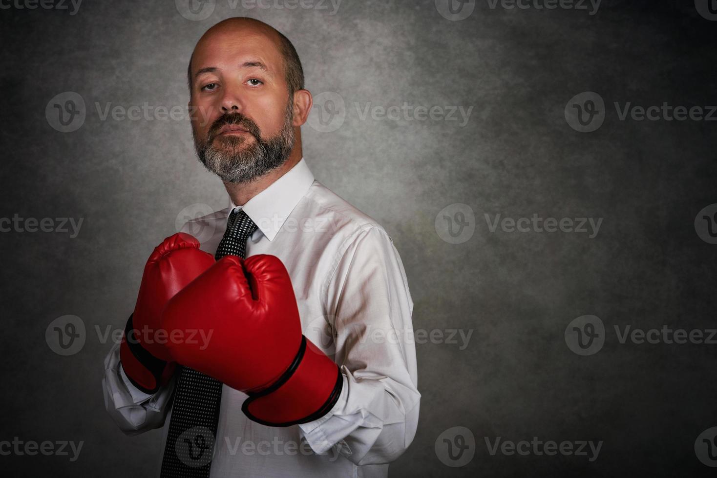 homme d'affaires dans des gants de boxe rouges photo