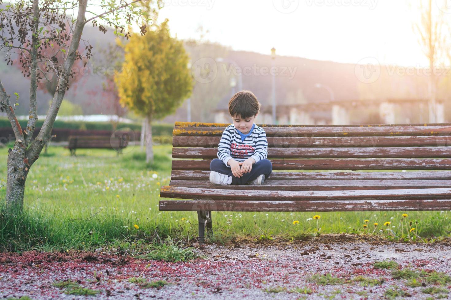 garçon triste assis dans le champ photo