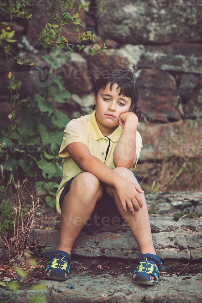 portrait de petit garçon triste photo