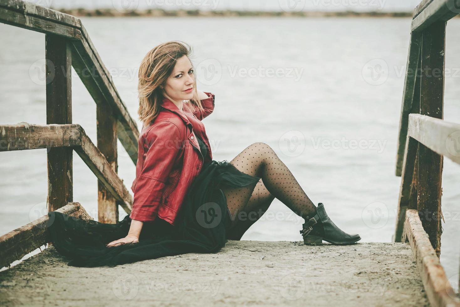 jeune femme assise sur le sol photo