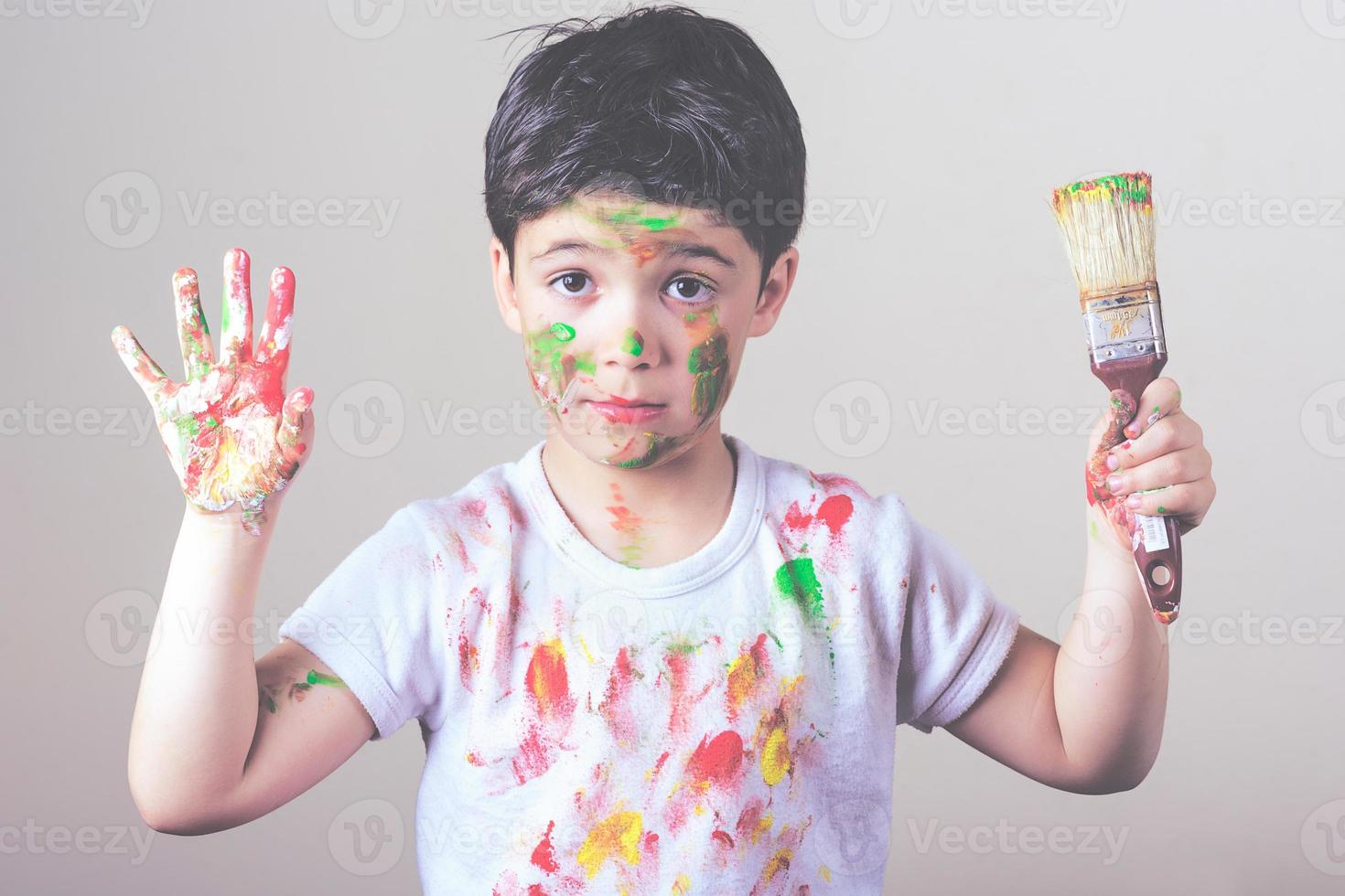 Stock Photo De Enfant Peinture Avec Pinceau