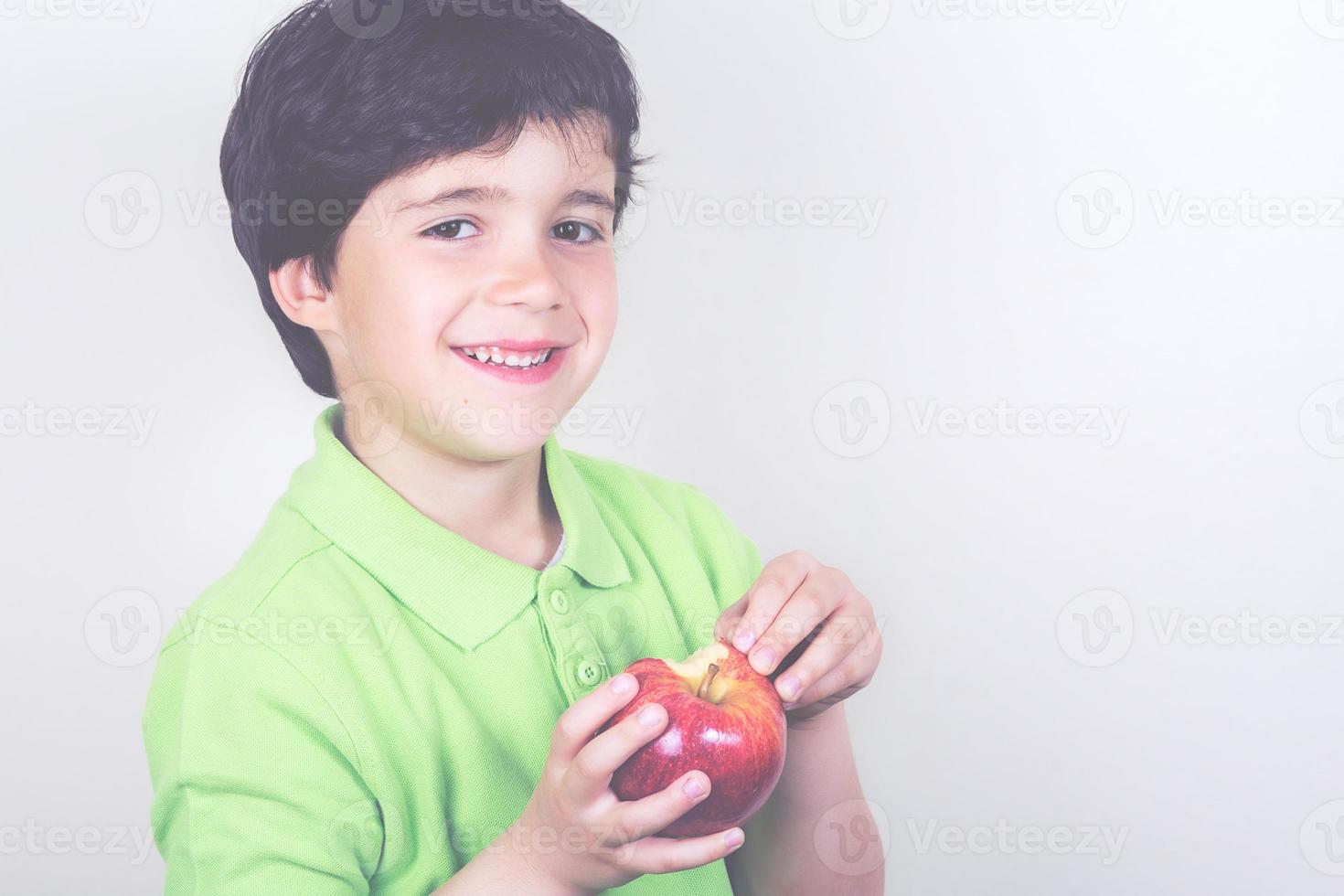 garçon souriant avec pomme photo