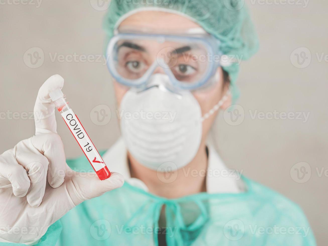 coronavirus.medical worker doctor holding tube à essai avec du sang pour 2019-ncov, arrière-plan flou photo